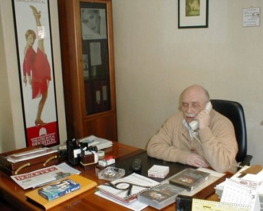 Carlo Baccarini nel suo ufficio, aprile 2001